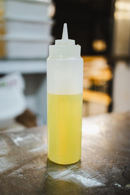 Botella de plástico de aceite de oliva en la cocina Se utiliza para el proceso de preparación del pan