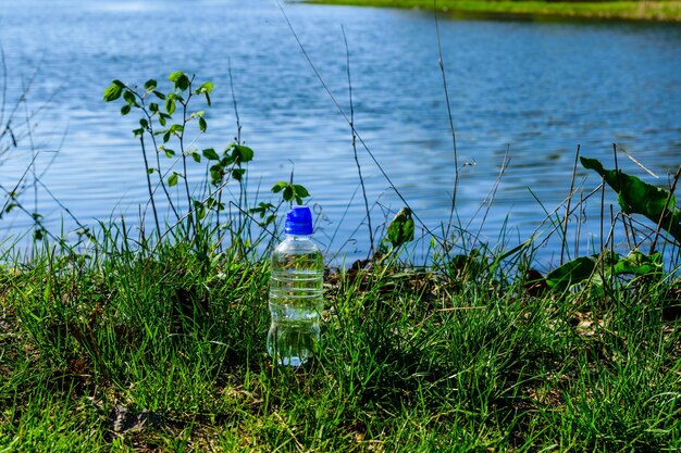 Botella de plástico con agua clara sobre mesa de madera rústica