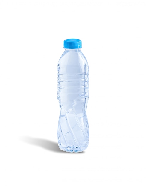 Botella de plástico de agua pura sobre fondo blanco aislado