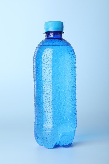 Botella de plástico de agua sobre un fondo azul claro