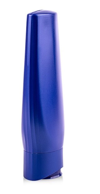 Botella de plástico azul con champú o producto cosmético higiénico aislado sobre fondo blanco.