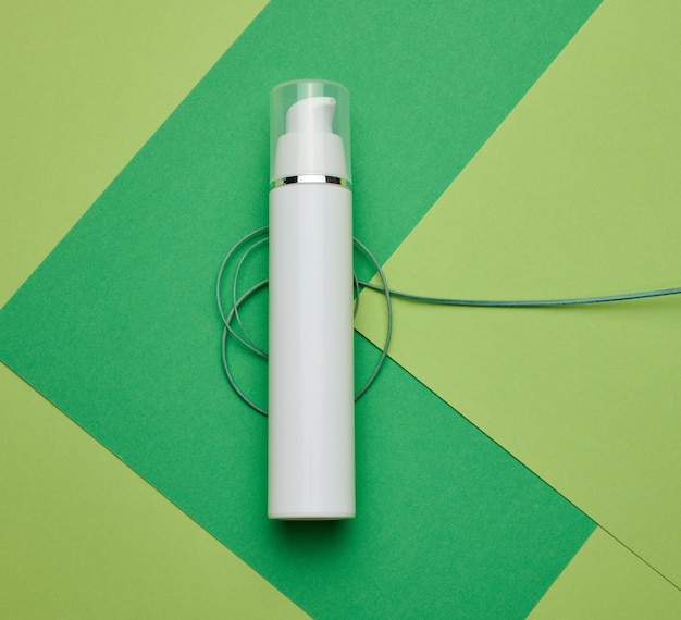 Botella de plástico blanca vacía sobre un fondo verde Productos cosméticos para la marca gel crema loción champú Mock up eco cosmetics