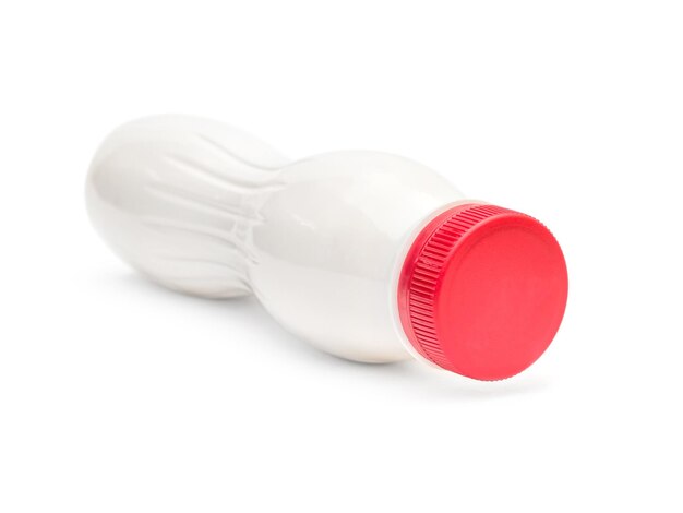 Botella de plástico blanco con tapa roja sobre fondo blanco.