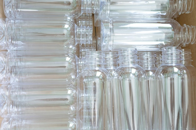 Foto botella de plástico,las botellas de pet en el carril de la cinta transportadora para el proceso de llenado en la bebida