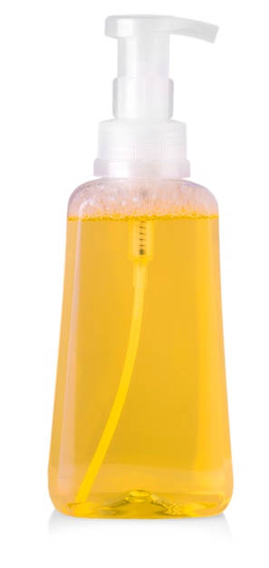 Botella de plástico naranja con detergente líquido para ropa, agente de limpieza, lejía o suavizante de telas aislado sobre fondo blanco.