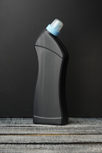 Botella de plástico negra. concepto de pureza