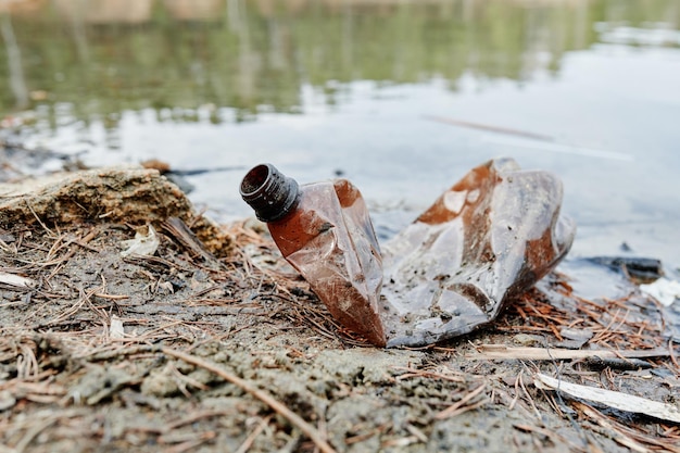 Botella de plastico en la playa