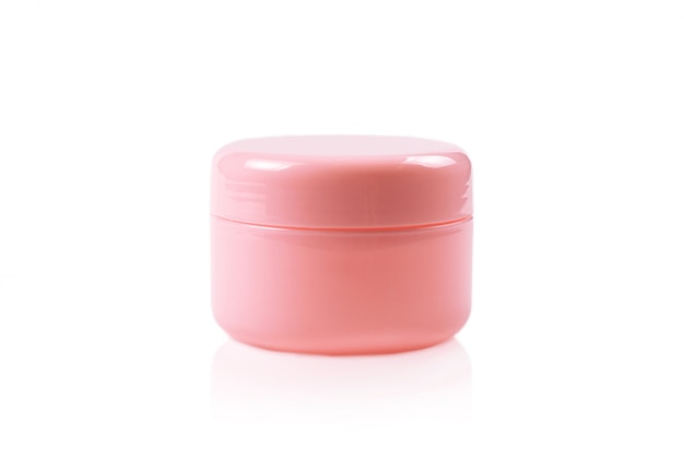 Botella de plástico rosa para productos de higiene, cosméticos, productos de higiene sobre un fondo blanco. Copia espacio