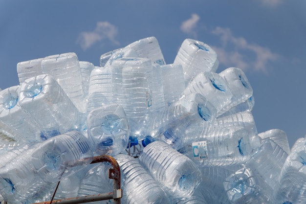 Botella de plástico con tapas para reciclaje de residuos, gran cantidad de botellas de agua concepto de separación de residuos