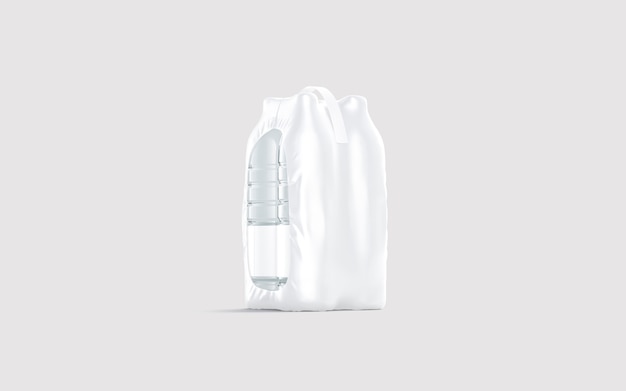 Botella de plástico transparente en blanco en paquete con asa en gris