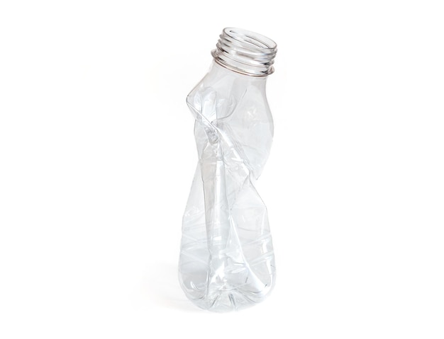 Foto una botella de plástico triturada preparada para reciclar aislada en blanco concepto de clasificación de residuos
