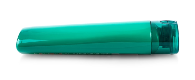 Botella de plástico verde con champú o producto cosmético higiénico aislado sobre fondo blanco.