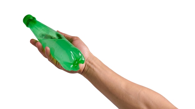 Botella de plástico verde en la mano con fondo blanco aislado