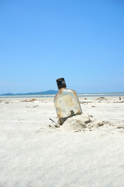 Botella en una playa de arena