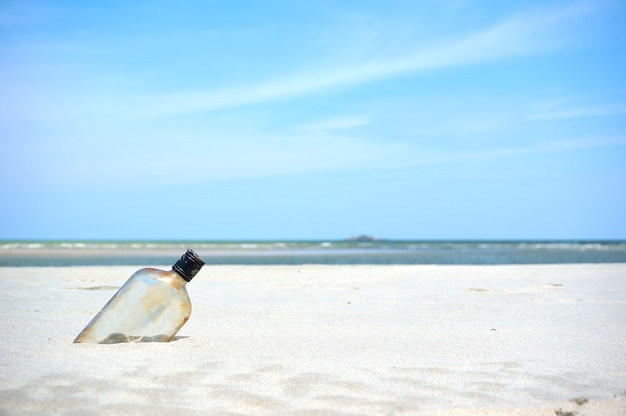 Botella en una playa de arena