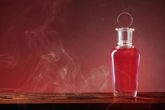 botella con poción mágica en humo en fondo rojo