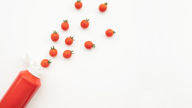 Botella de salsa de tomate sobre fondo blanco.