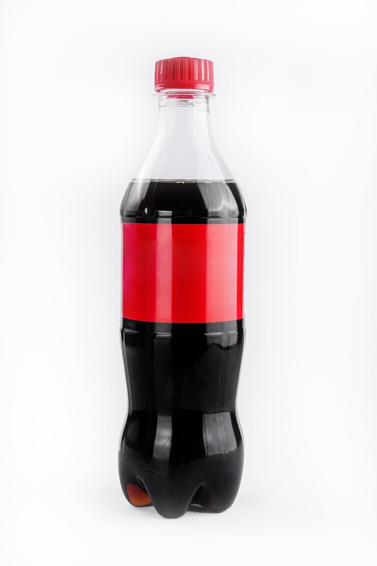 Botella de soda de plástico sobre un fondo blanco