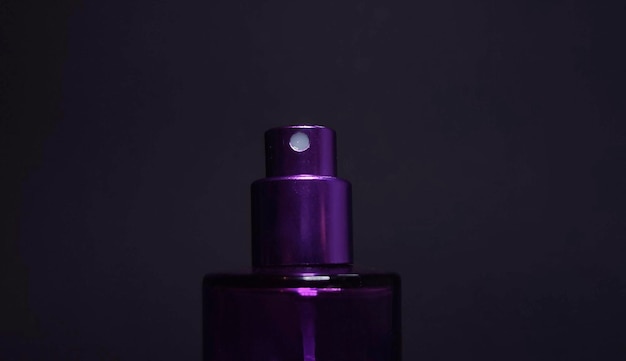 botella de spray de perfume púrpura