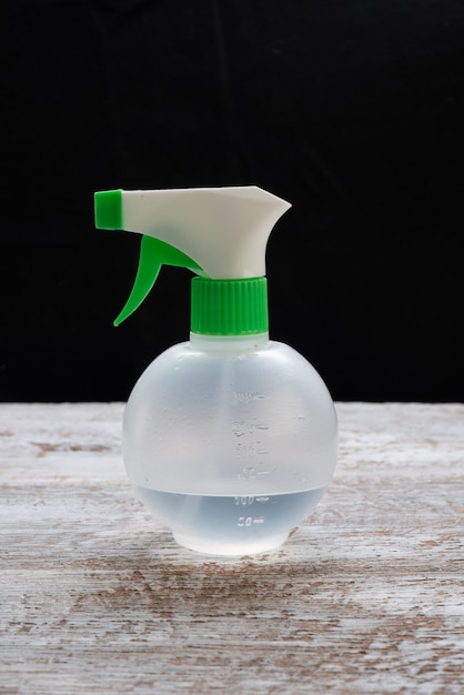 Botella de spray de plástico con alcohol ampliamente utilizada para limpiar.