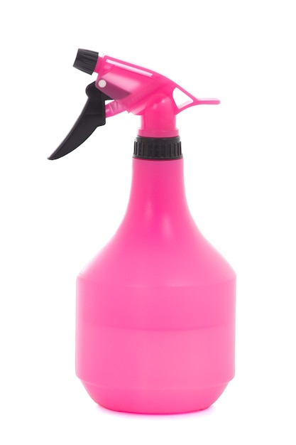 Botella de spray de plástico rosa aislado sobre fondo blanco.