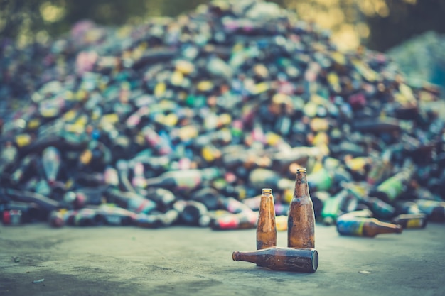 Botella en el suelo para la industria de reciclaje.