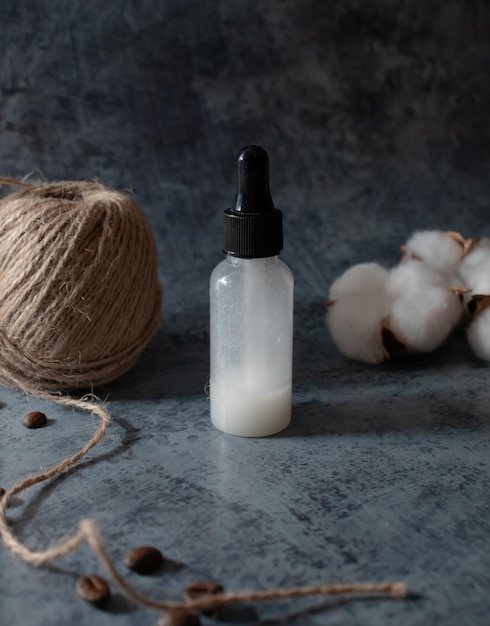 Botella de suero blanco producto casero para el cuidado de la piel orgánico cero residuos cosméticos enfoque selectivo