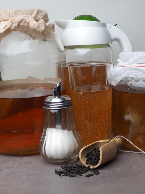 Una botella de té junto a una botella de azúcar.