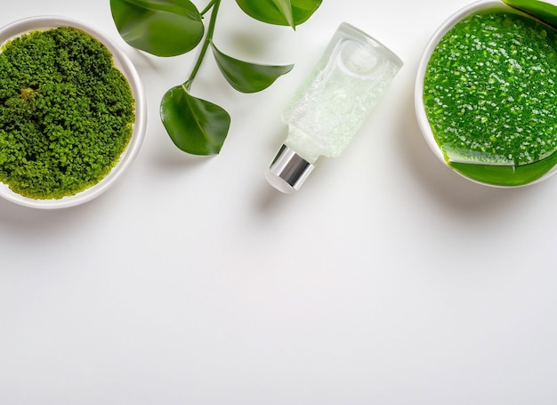 Una botella de té verde con una planta verde encima y un cuenco con hojas verdes a la derecha