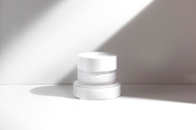 Botella de tubo de maqueta para el cuidado de la piel producto cosmético marca suero cuentagotas crema loción tratamiento con flor natural