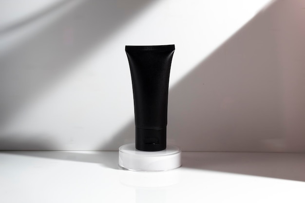 Botella de tubo de maqueta para el cuidado de la piel producto cosmético marca suero cuentagotas crema loción tratamiento con flor natural