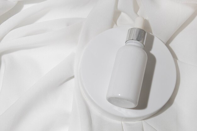 Botella de tubo de maqueta para el cuidado de la piel producto cosmético marca suero cuentagotas crema loción tratamiento