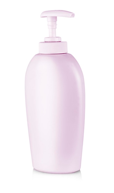 Botella de tubo rosa de champú acondicionador de enjuague para el cabello aislado sobre un fondo blanco con reflexión