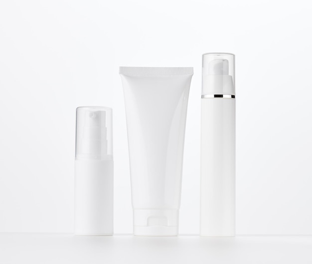 botella, tubos de plástico blanco vacíos para cosméticos. Embalaje para crema, gel, suero, publicidad y promoción de productos, maqueta