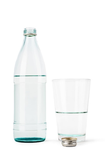 Botella y vaso con agua y una tapa está aislado