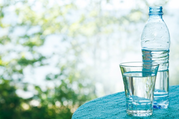 Botella y vaso con agua.