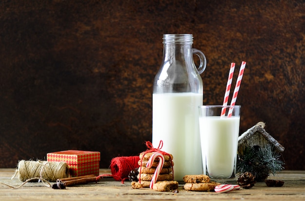 Botella, vaso con leche para santa, galletas.