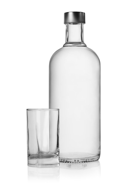 Botella y vaso de vodka aislado sobre un fondo blanco.