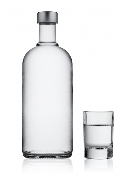 Foto botella y vaso de vodka.