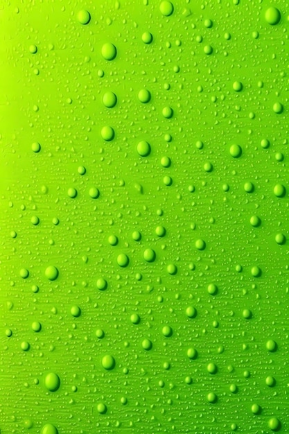 Foto botella verde con gotas de agua que es verde