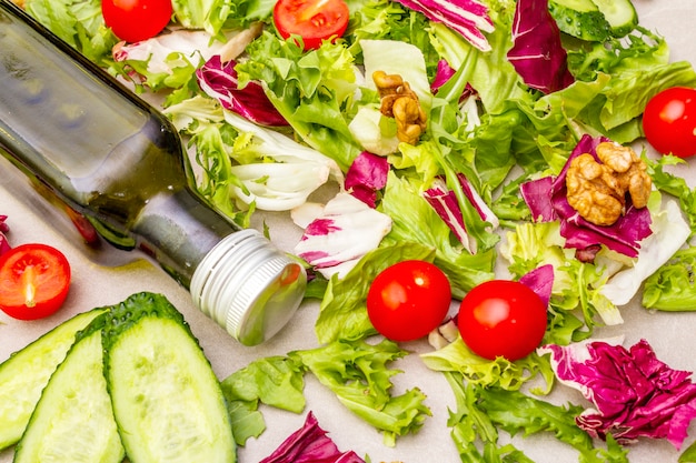 Botella de verduras frescas y aceite de oliva, comida de dieta saludable
