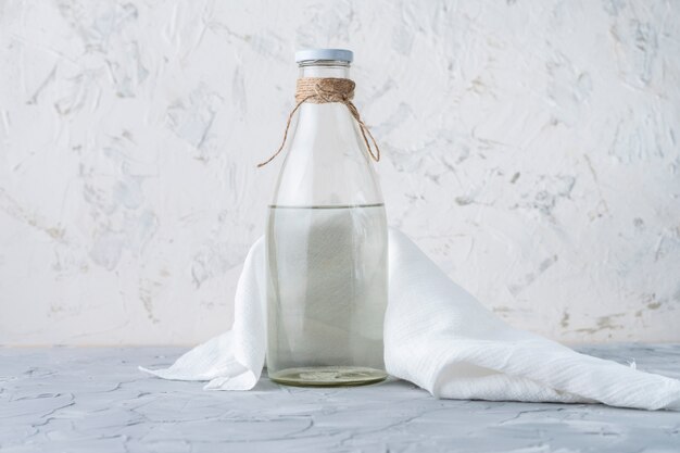 Foto botella de vidrio con agua destilada absolutamente limpia aislada en superficies grunge