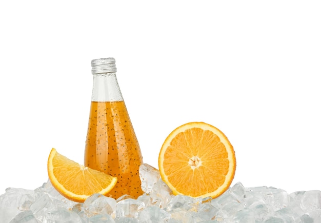 Una botella de vidrio de bebida de naranja sobre hielo