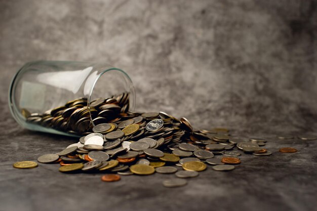 Botella de vidrio con una botella llena de monedas para ahorrar para futuros negocios. Idea de ahorro.