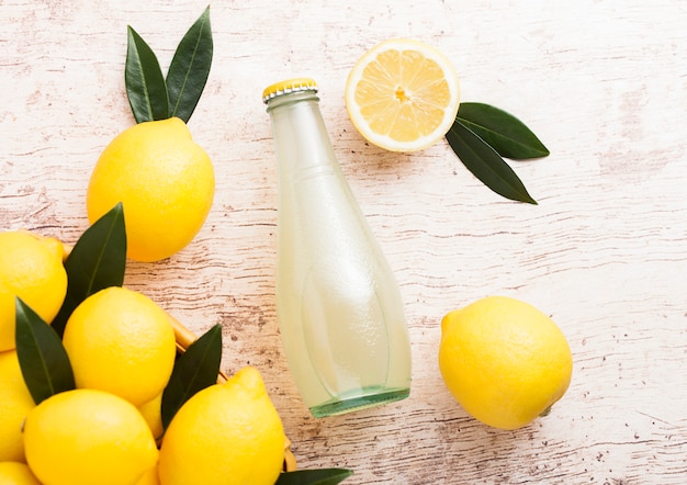 Botella de vidrio de frutas orgánicas frescas de jugo de limón