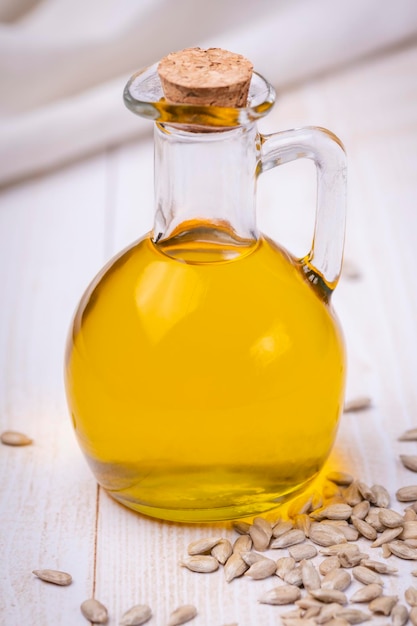 Botella de vidrio con líquido aceitoso amarillo Primer aceite vegetal de girasol