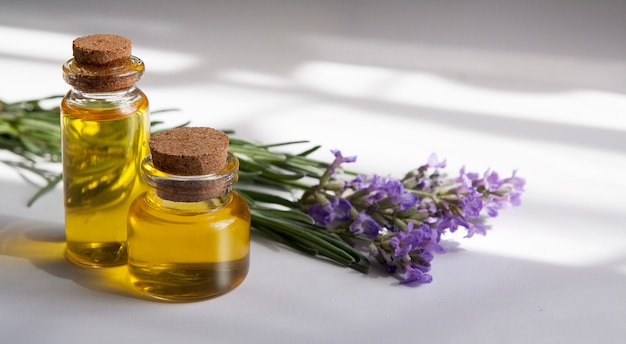 Botella de vidrio llena de aceite de lavanda. Cosmética natural, concepto de medicina herbaria