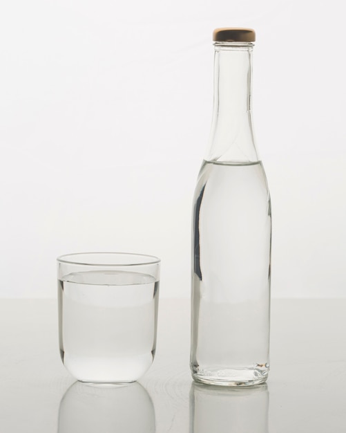 Botella de vidrio llena de agua