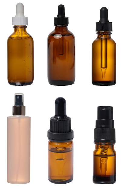 Una botella de vidrio marrón con un cuentagotas sobre un fondo blanco aislado un recipiente para productos cosméticos