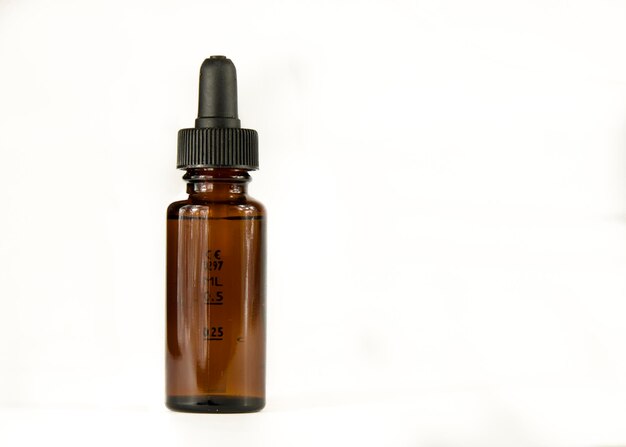 Foto botella de vidrio para medicamentos o perfumes con medidor